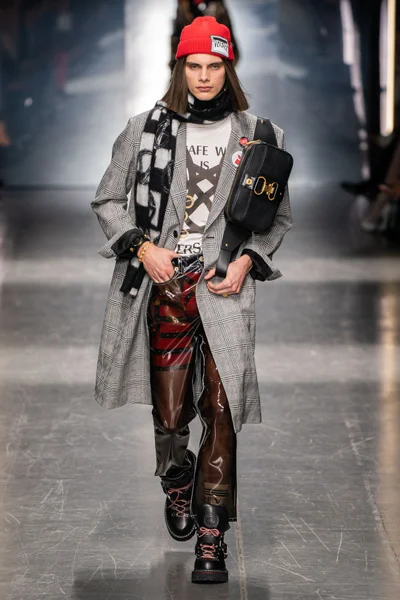 Look 16
